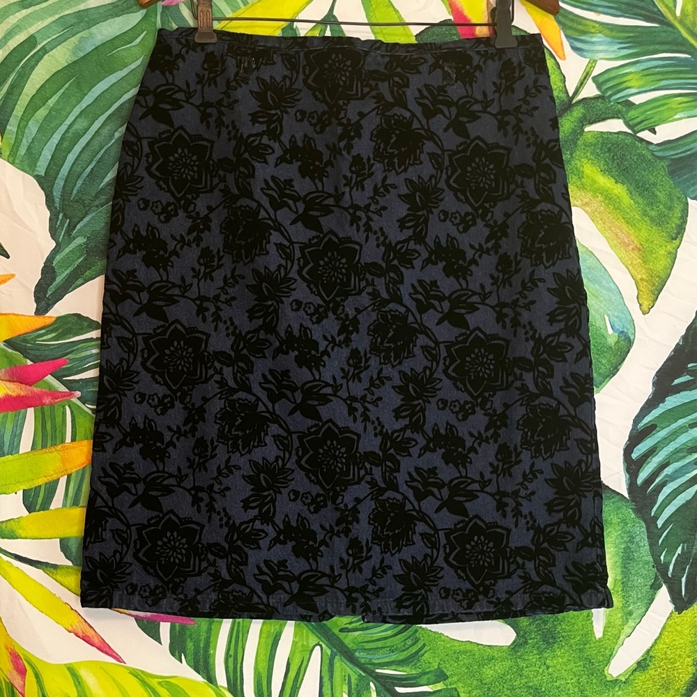 Vintage Bill Blass 10 Dark Denim Black Velvet Embossed Casual Summer Fall Skirt